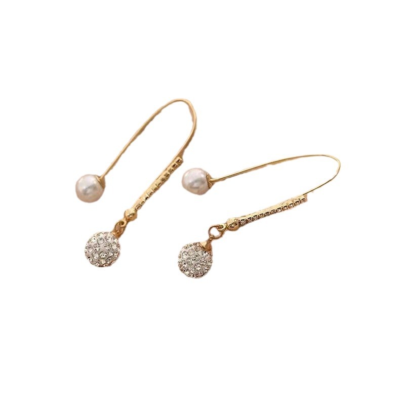 Brincos de gancho em prata 925 com cravação de diamantes, design elegante e sofisticado, modelo 2023 com detalhes em pérola._voghion.com