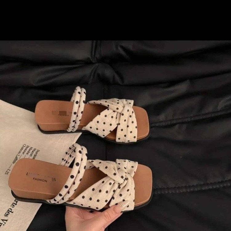 La cabeza cuadrada francesa es hermosa zapatilla de mujer 2026 nuevo tacones desnudos zapatillas frías zapatillas de alto nivel con falda
