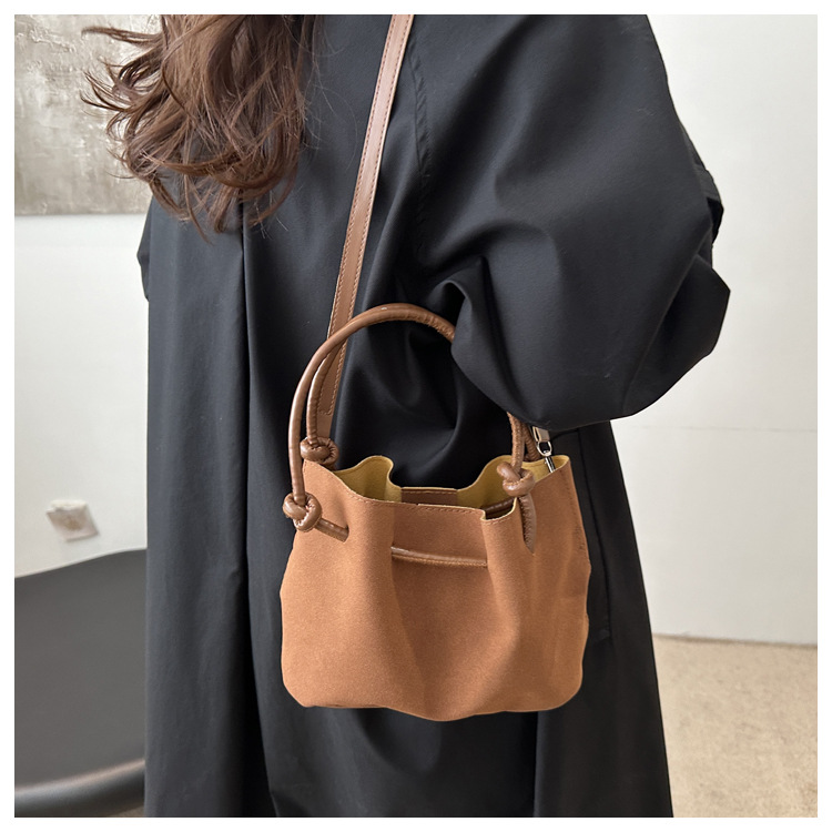 225g Weight Polyester Lining Material Sewing Thread Fashion Element Zipper, Magnetic Buckle Closure Type Top Handle Strap Type Handbag Bags Type Daily Occasion Pu Leather Material Solid Color Pattern All Seasons Season Women's Gender Classic Style Style Bucket Shape Medium Size Women's Medium Pu Leather Solid Color Classic Style Sewing Thread Bucket Zipper Magnetic Buckle Handbag 2