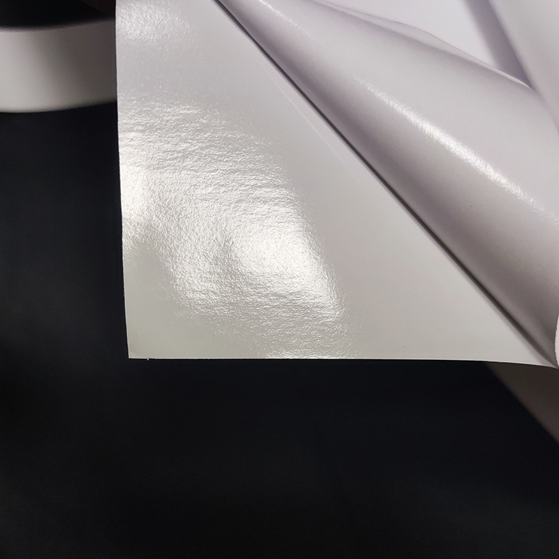 Agua blanco PVC adhesivo interior a base de agua extraíble mate adhesivo blanco pintura en aerosol foto bobina material de publicidad ventas directas de la fábrica