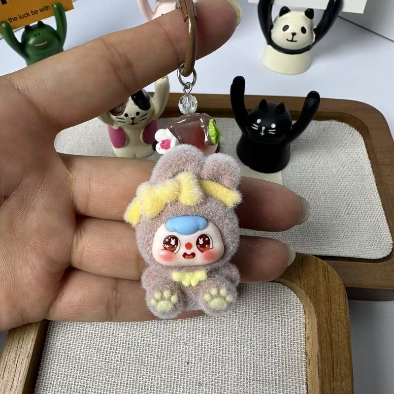 新款豆包坐姿蝴蝶结兔植绒萌粒公仔可爱钥匙扣对对碰盲盒包挂挂件|undefined