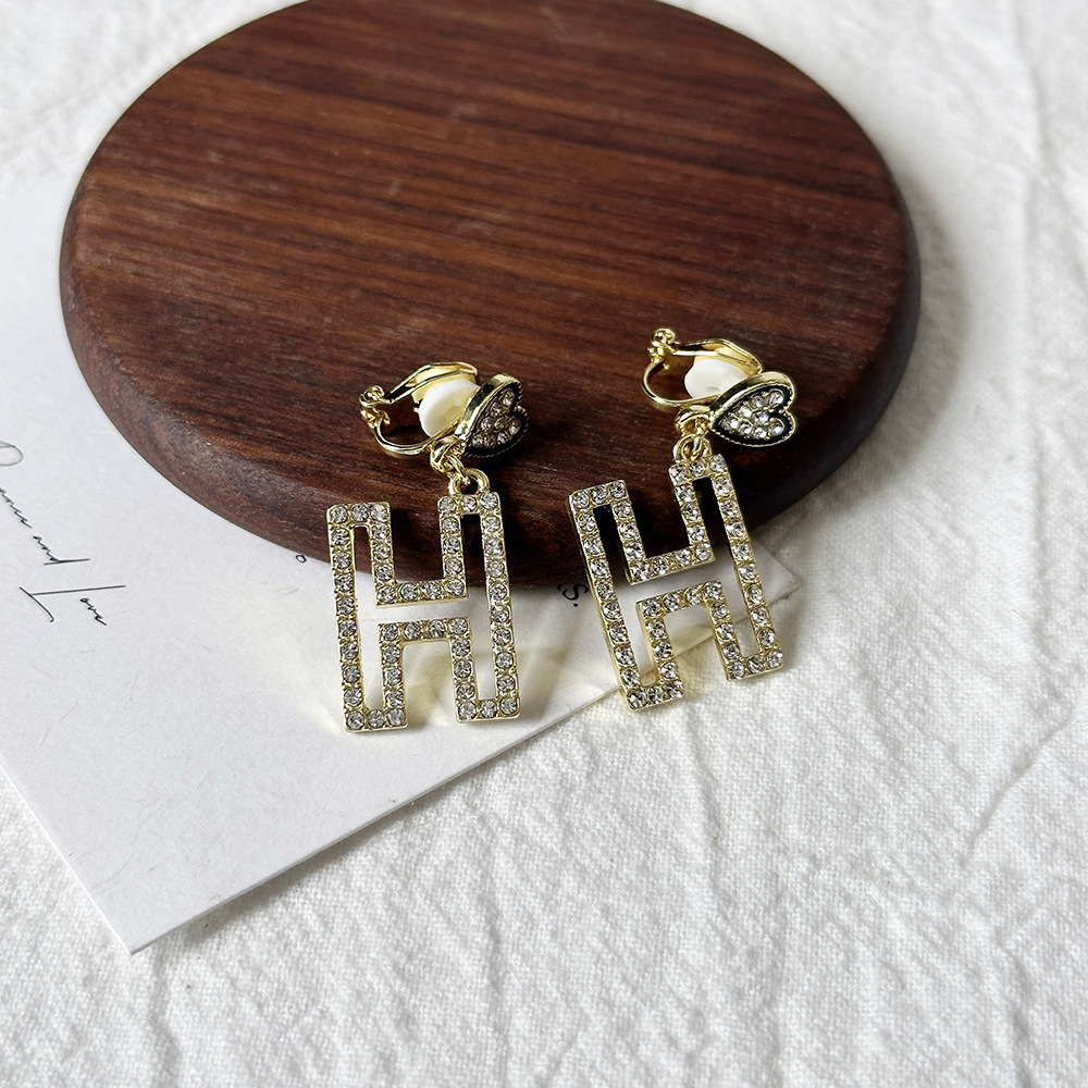 Versión coreana del temperamento de camelia, sin orejas perforadas, pinza para la oreja, flor de perla, tablero de ajedrez, pinza para la oreja triangular con diamantes, pendientes de nicho para mujeres