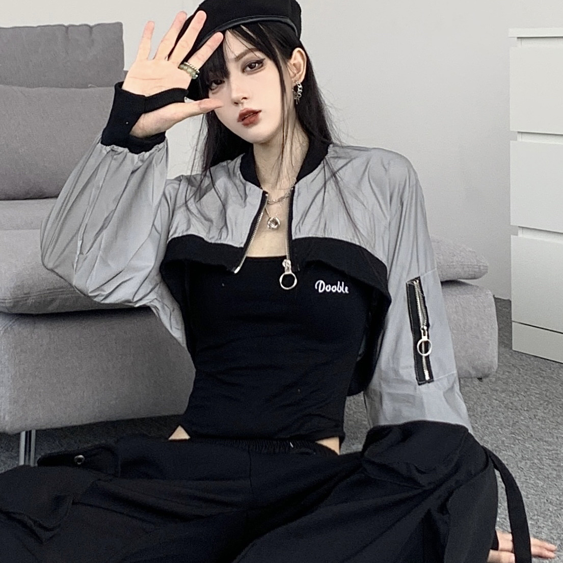 新型ギャル揚げ街hiphopゆるい銀色の反射ショートコート女性のお姉さんのジャズのゆるいズボンのスーツ