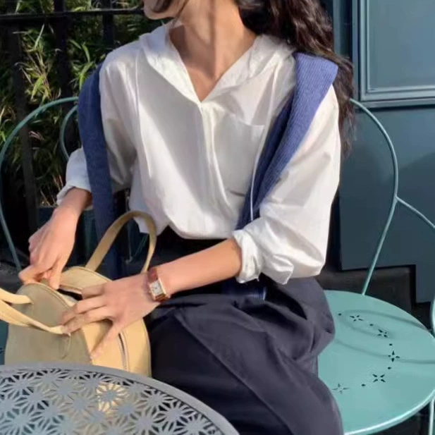 2024 осень новый простой темперамент с капюшоном дизайн свободный повседневный дикий рукав белая рубашка топ женский