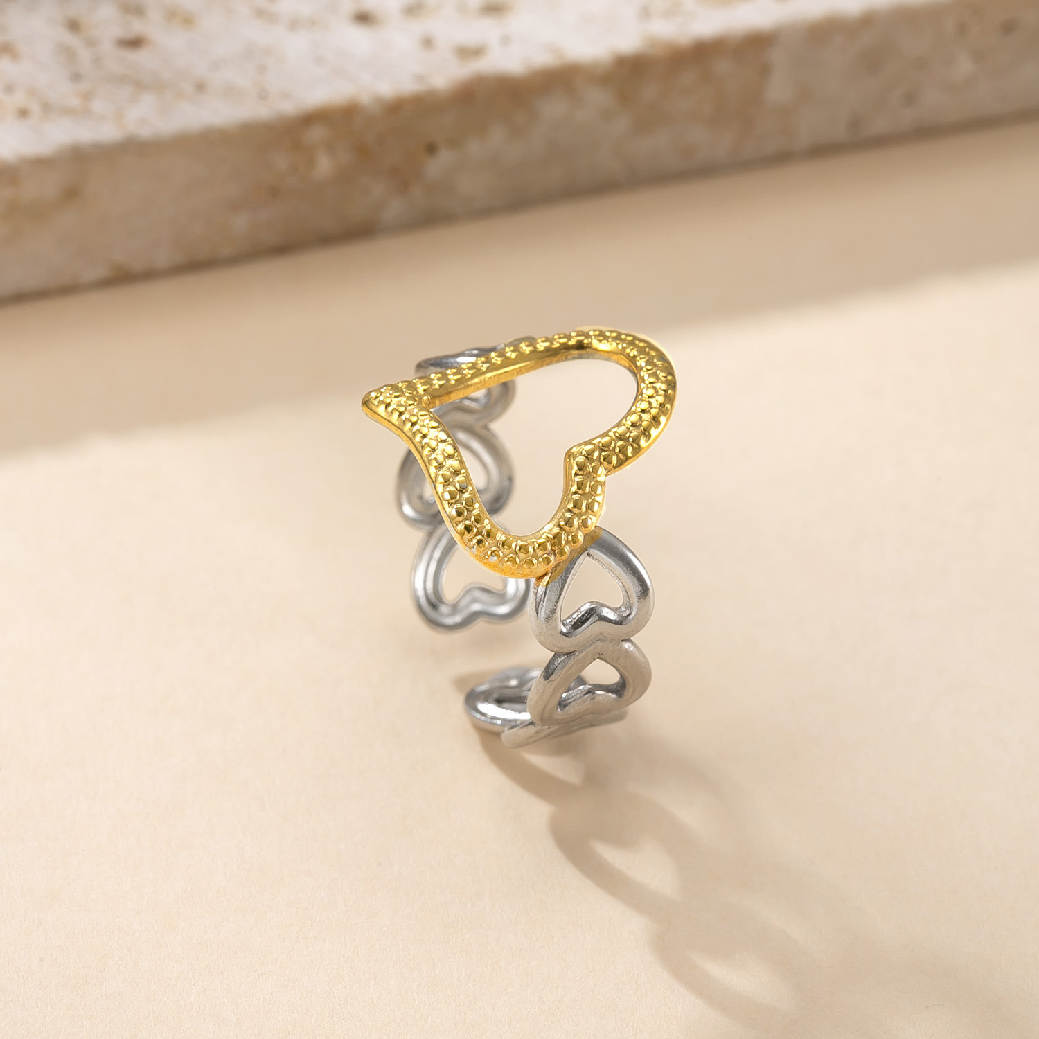 Venta caliente transfronteriza anillo de acero inoxidable diseño de nicho femenino anillo abierto a juego de colores aceite hueco amor fábrica de anillos de acero de titanio