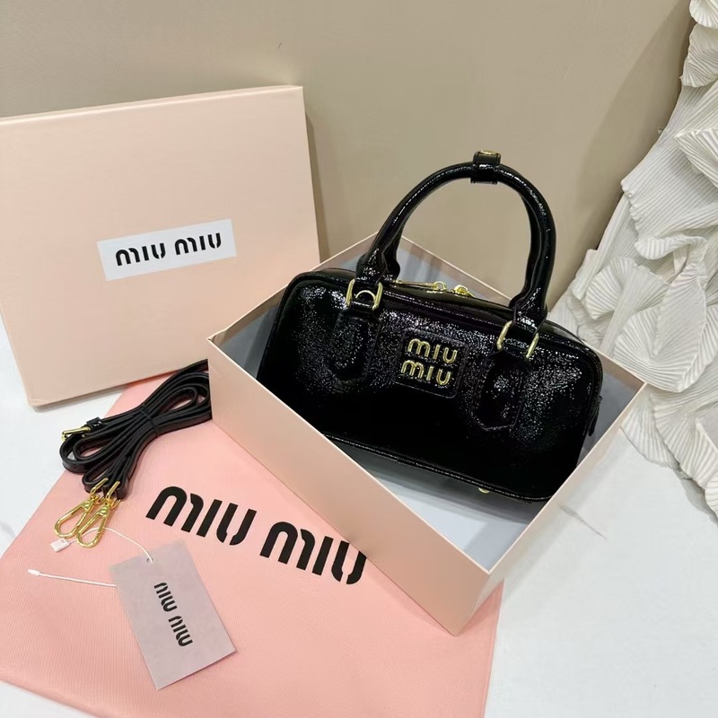 MIU Miaojia 25 新しいオイルワックスレザーブリーフケーススター同じスタイルのポータブルショルダークラシック通勤多用途クロスボディバッグ|undefined