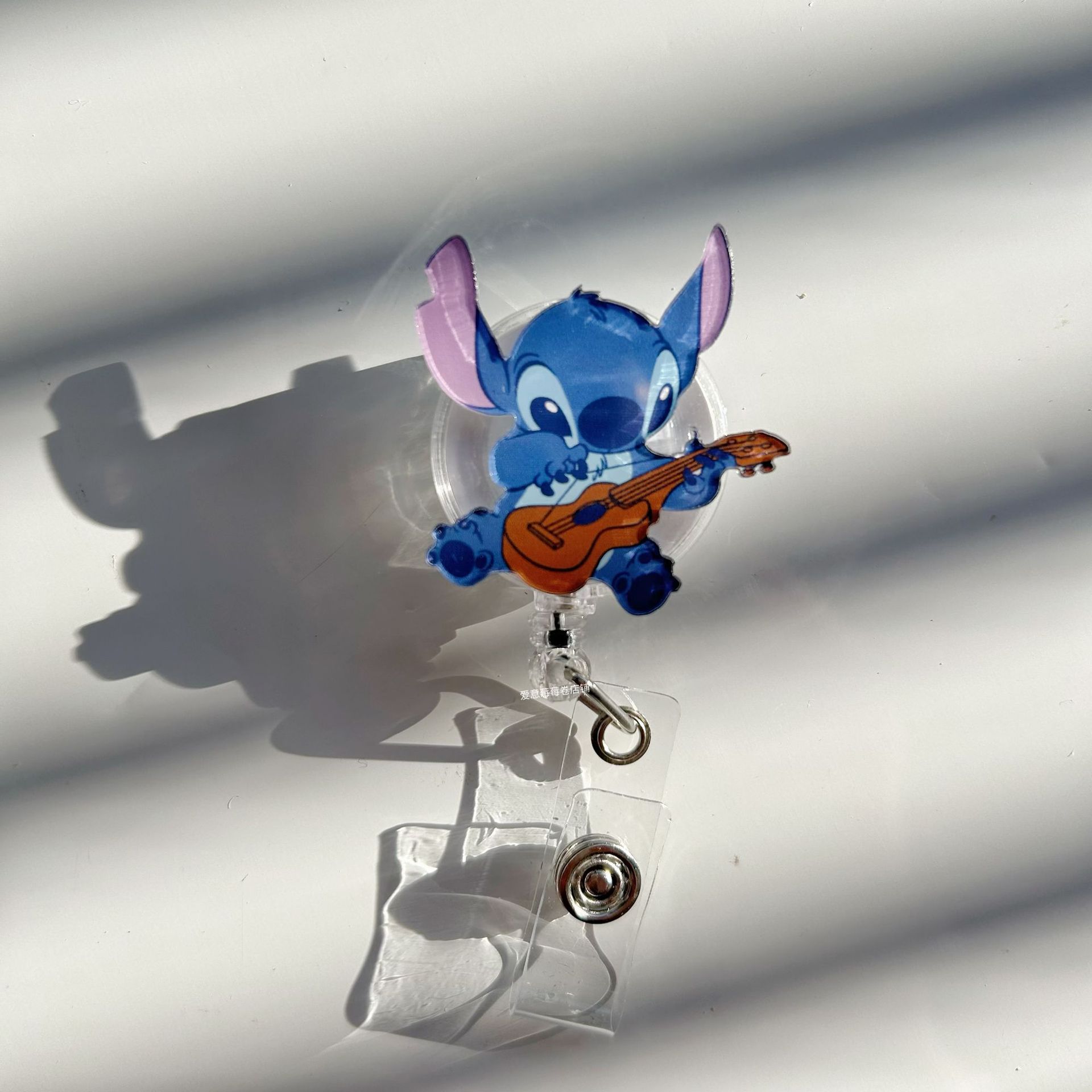 Fácil de tirar de la hebilla retráctil nuevo cartón de dibujos animados enfermeras tarjeta de pecho certificados de trabajo colgante clip de sujeción logotipo especial fácil de tirar