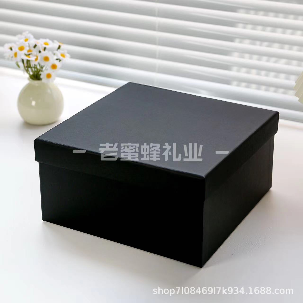 Квадратный черный (матовый с темным рисунком, черный внутри); 18*18*7 см (без учета других аксессуаров); Небесное и земляное покрытие