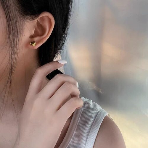 Titanium steel 18K gold simple fashion love earrings women's niche high-end ear piercing peach heart small earrings jewelry