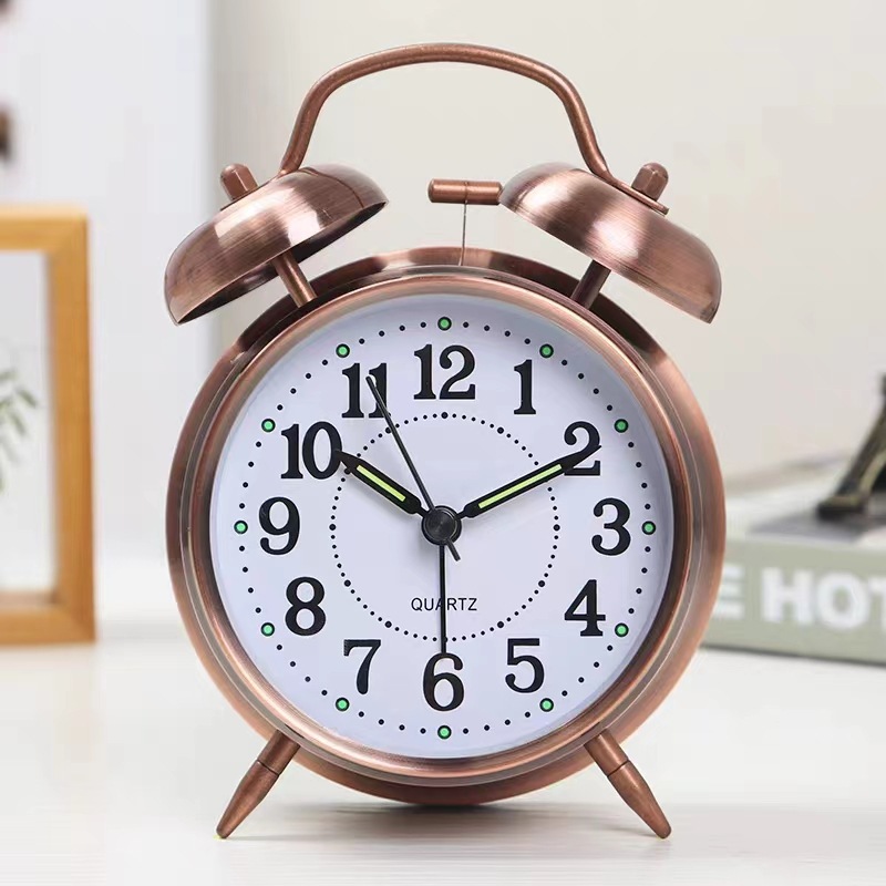Venta directa de fábrica reloj de alarma de bronce se puede utilizar para la decoración del hogar, pequeño despertador retro luminoso disponible para los estudiantes