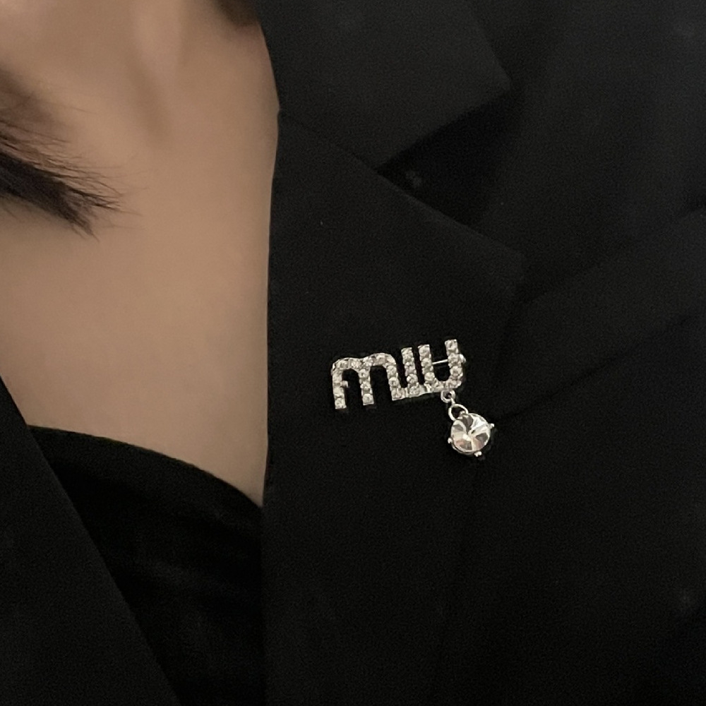 歐美時尚繆字母胸針 高級感防走光網紅ins合金銀色寶石鑲鑽別針女