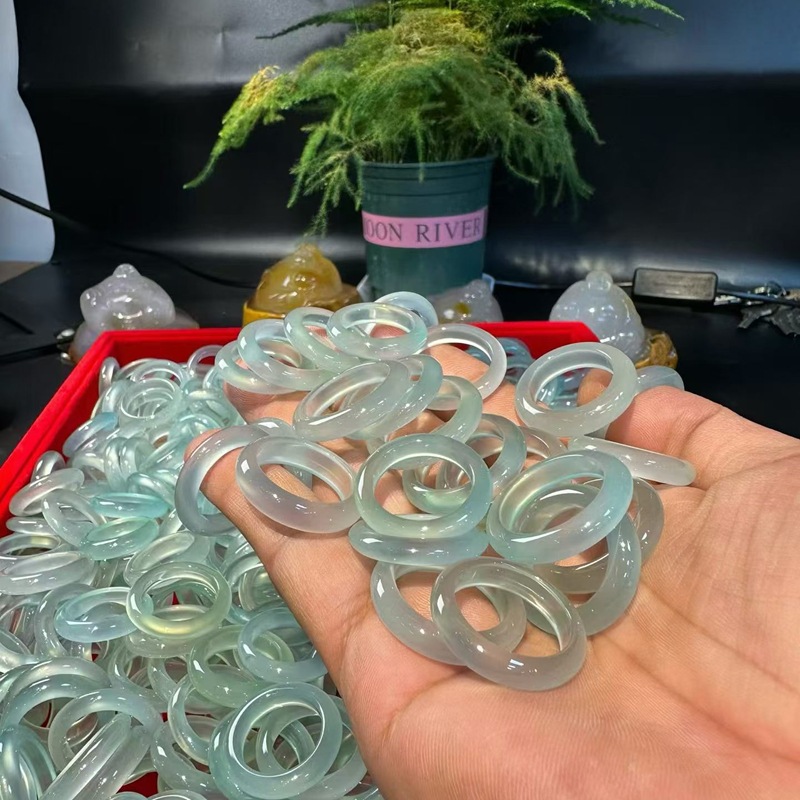 Plain ring made of white ice agate for women, ice-type ring, high-quality ice chalcedony ring, light green-gray-purple ring
