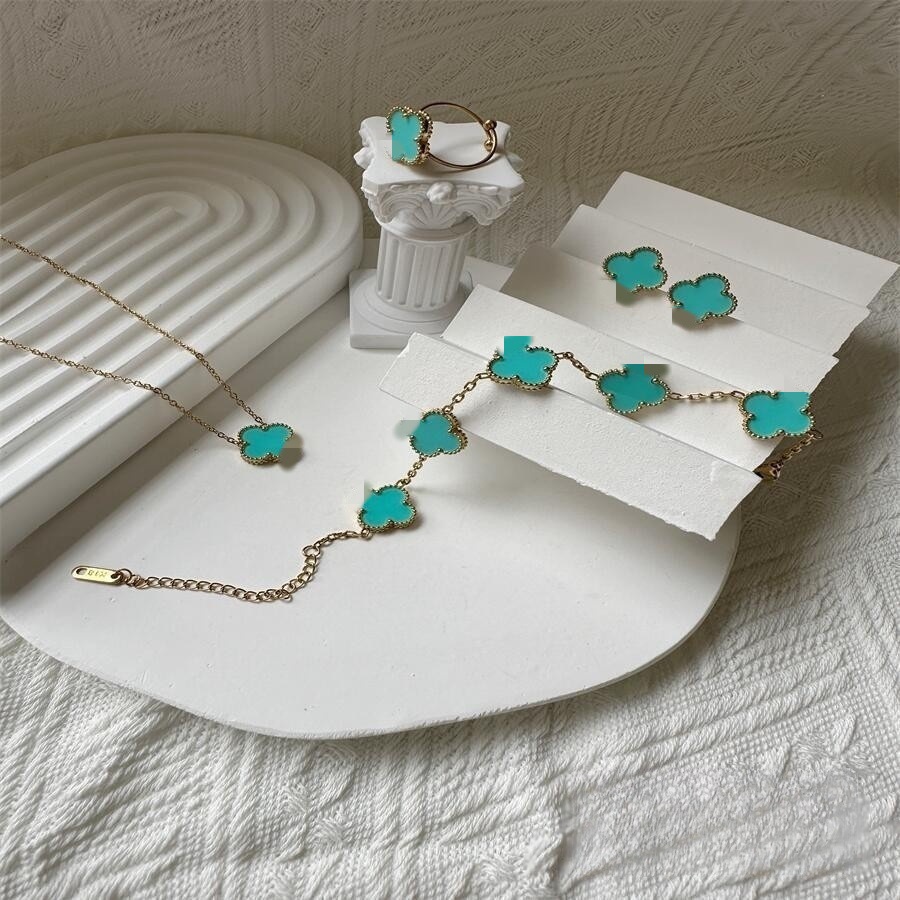 Estilo caliente Este trébol de cuatro hojas 13MM Pulsera de cinco flores 18K Pulsera de trébol de cuatro hojas Collar Pendientes Juego de anillo sin decoloración