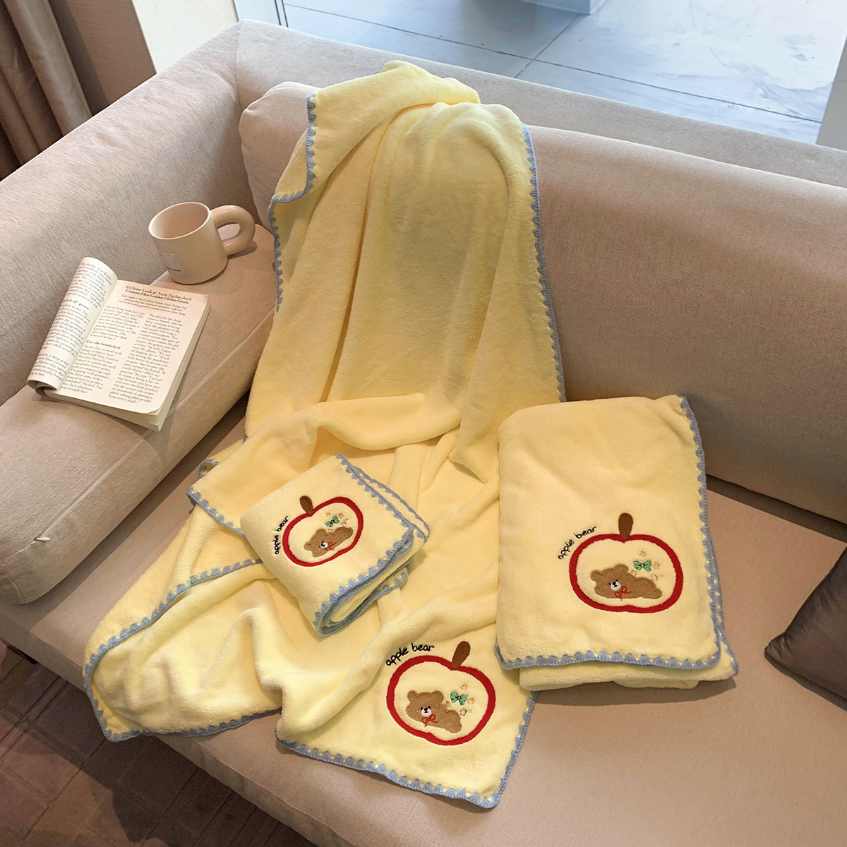 Hermosas toallas de oso de manzana para sombrero de cabello seco para estudiantes, seco rápido, absorción de agua, no es fácil de perder cabello, toallas de baño gruesas de tres piezas.