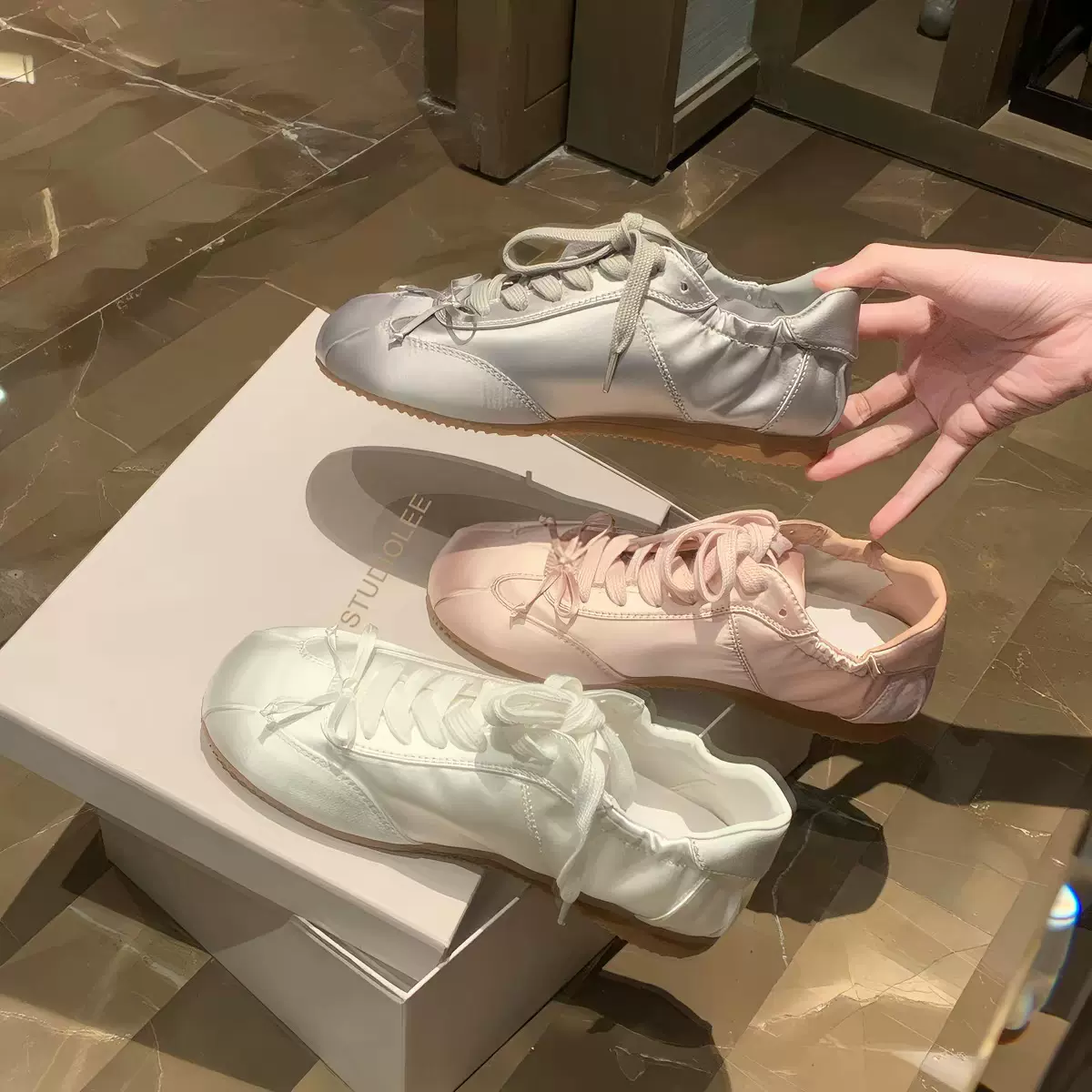 葡萄ma同款芭蕾风甜妹圆头缎面运动板鞋蝴蝶结休闲德训鞋白色鞋子