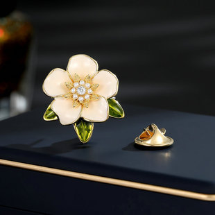 French Drip Glaze Gardenia Flower Thorn Horse Needle Brooch High-End Retro Small Fragrance Style Suit Neckline Accessories Wholesale