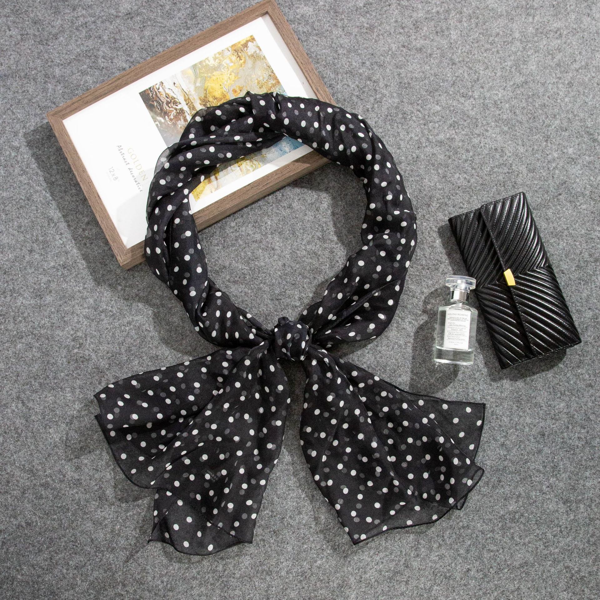 Cachecol de seda preto e branco às bolinhas estilo francês_voghion.com