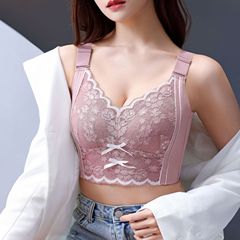 調整型の下着の女性の大きい胸は小さい胸が集まって副乳のブラジャーのレースの上で支えて矯正します。
