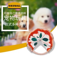 犬のおもちゃは歯ぎしりに耐えます。
