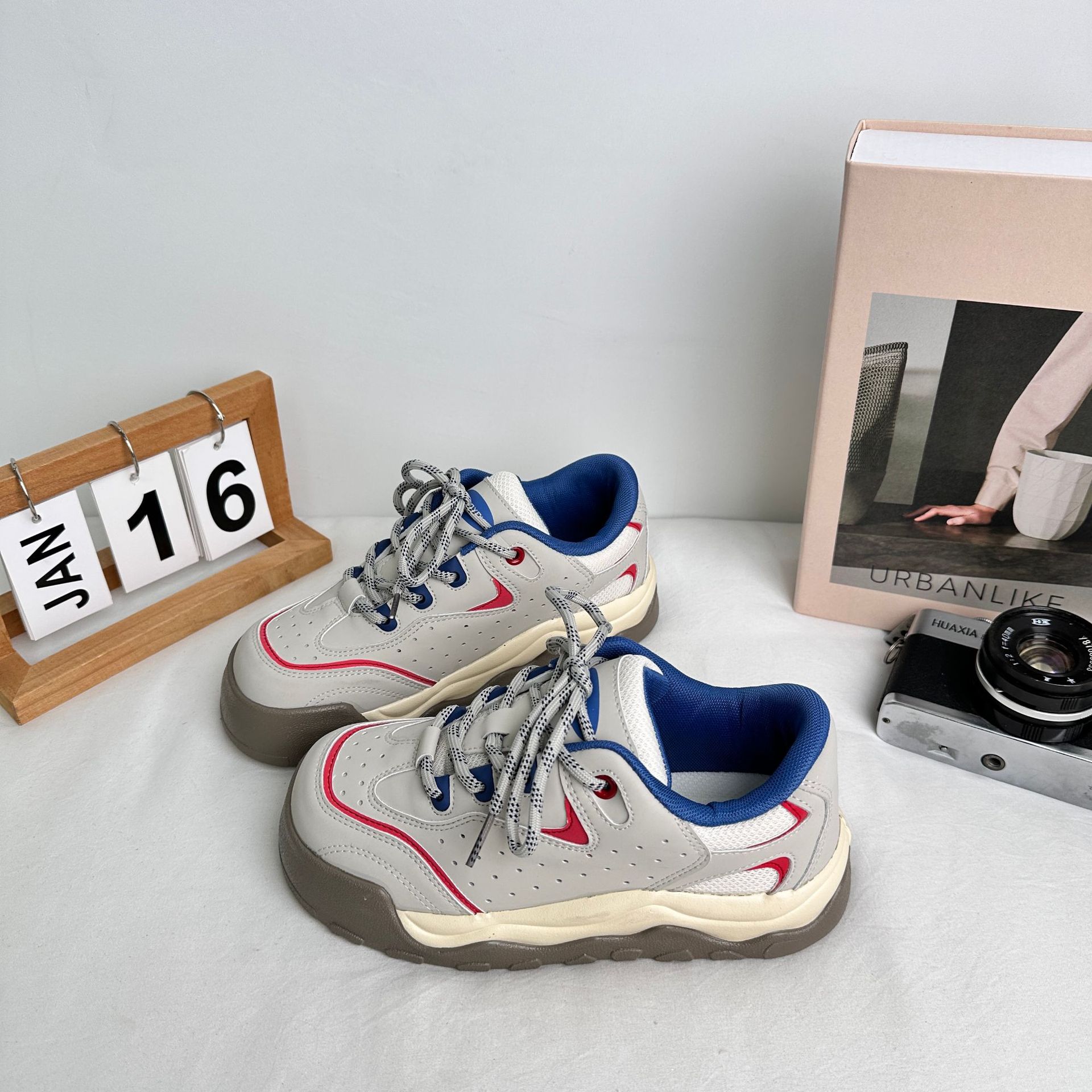 Zapatillas de tabla bajas de suela gruesa de onda lejana para estudiantes de la escuela 2025 tendencia de primavera deportes casuales zapatos de mujer zapatos de lona coreanos en nombre del cabello