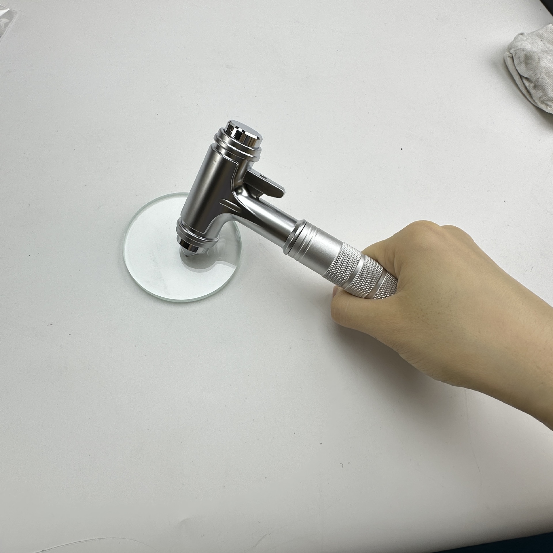 Directly supplied by the manufacturer, the car emergency safety hammer is made of solid all-metal tungsten steel with a built-in cutter for escape and self-rescue