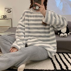 暖かいベルベットのパジャマの女性秋冬の襟の縞模様のカジュアルなサンゴのベルベットの家庭服は女性を着ることができる