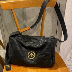 Gele レザー 2025 ブラック ストーン バッグ ジェンダーニュートラル アロー バッグ 大容量 多用途 ショルダー クロスボディ ピロー バッグ