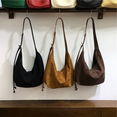 本季 新款磨砂麂皮绒复古斜挎包质感饺子包大容量小众腋下包女