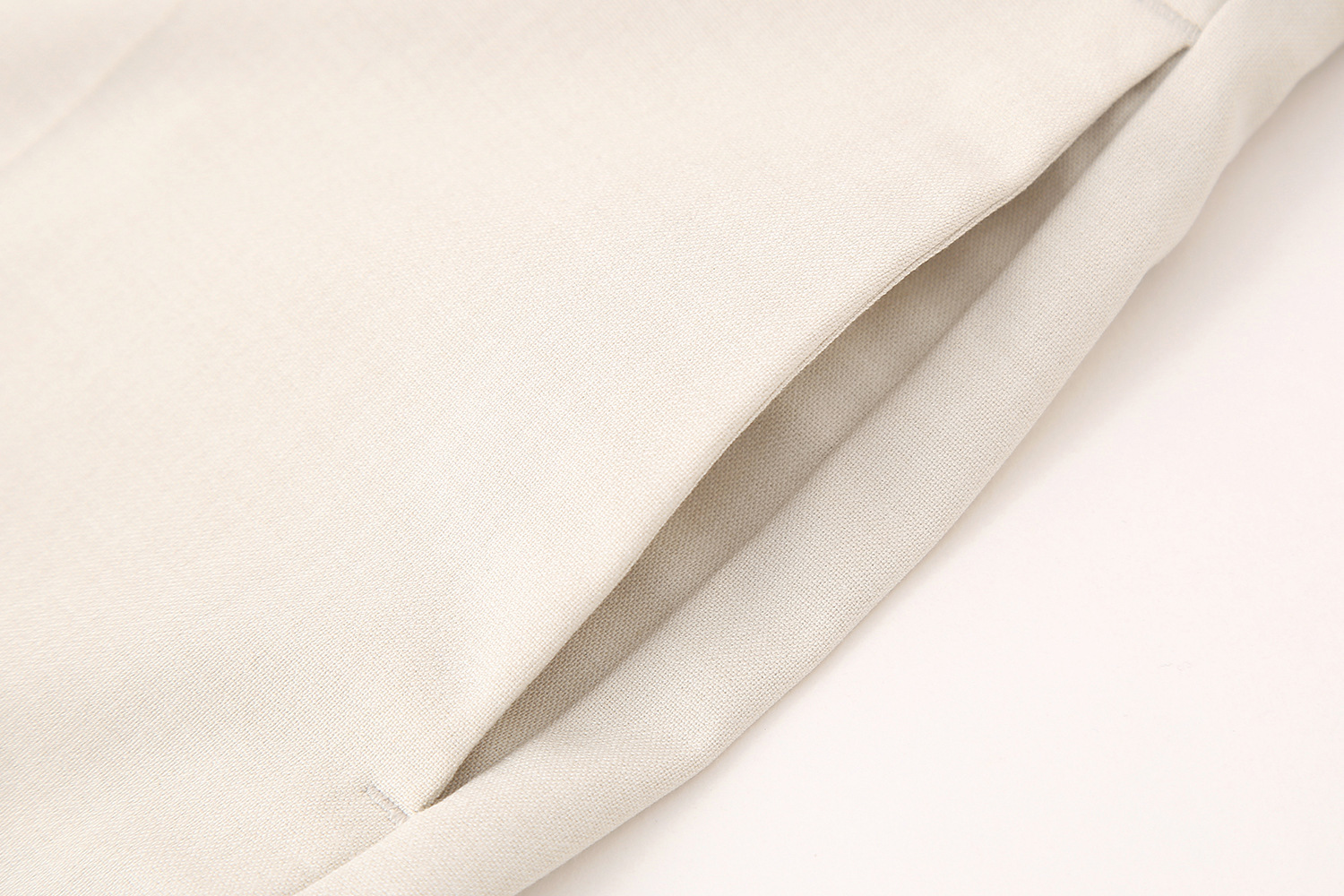 Pantaloni a sigaretta semplici e versatili, casual, tinta unita, della nuova collezione primaverile da donna_voghion.com