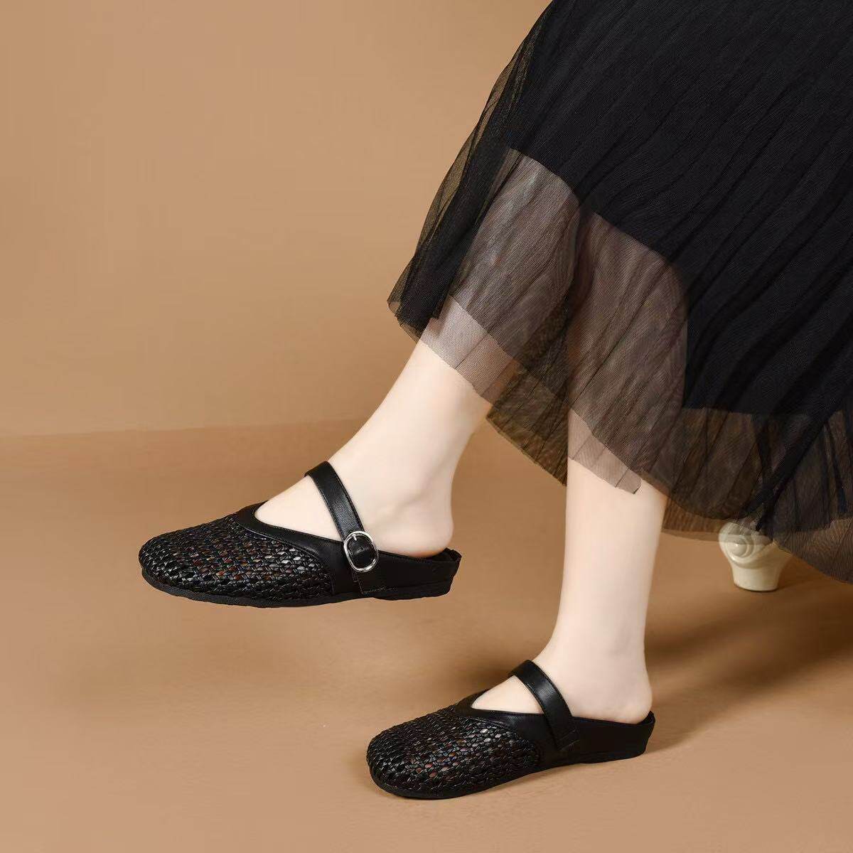 Dép sandal nữ da thật mũi kín đế bệt, quai chữ V đơn giản, mềm chống trượt — màu đen