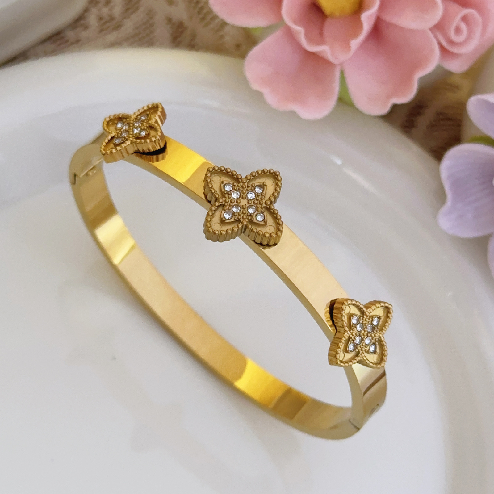 Nuevos diamantes transfronterizos de cuatro hojas de titanio pulsera de acero de diseño ligero de nicho de cuatro hojas joyerías de acero inoxidable