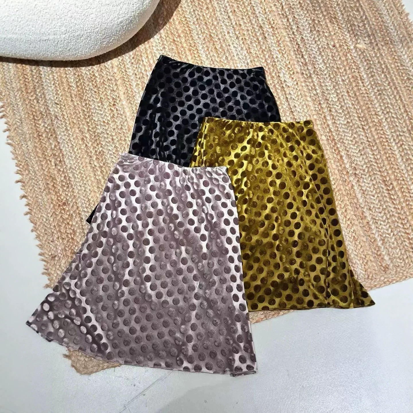 Korean velvet polka dot skirt with a vintage vibe, high-waisted, mid-length A-line skirt, draping, slimming, elegant women's skirt