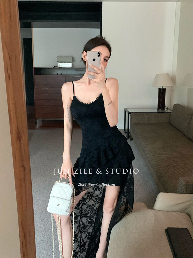 Qicheng スカートドレス女性のデザインセンス、セクシーでホットな女の子のレースサスペンダードレス 2025 秋の新スタイル