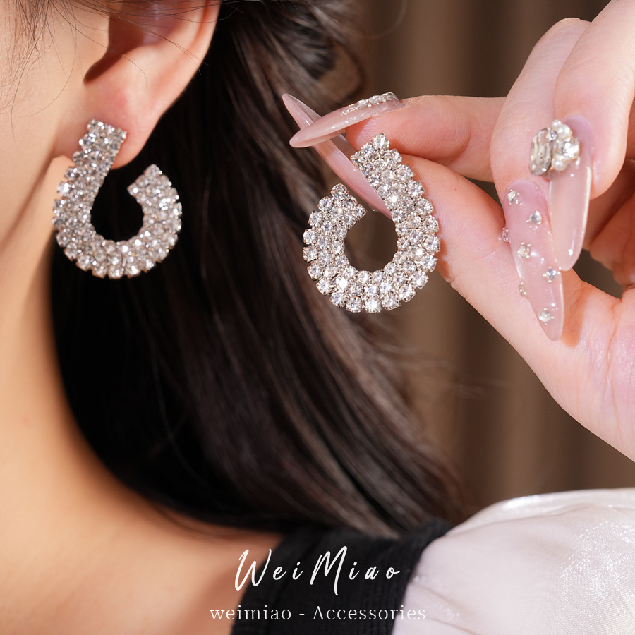 Agujas de plata diamantes geométricas aretes redondos estilo europeo y americano personalidad pendientes de nicho ligero lujo alta sensación de aretes al por mayor