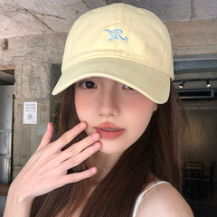 小清新シンプルアルファベット刺繍野球帽夏のファッションは黄色の帽子で顔を見せています。