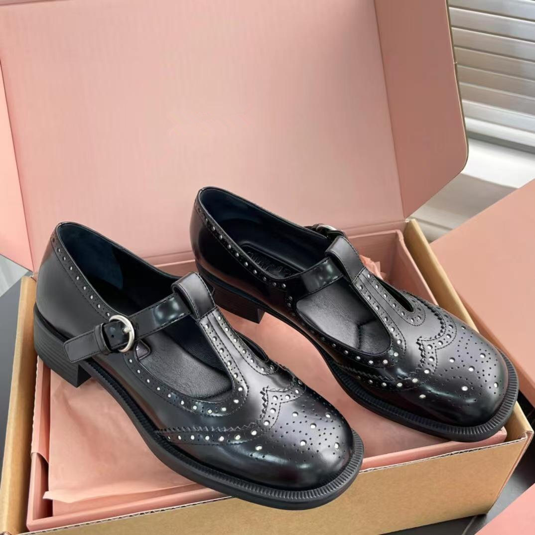 2026 Logo 1 Versione Alta Corretta Home Brogue Intagliato Cinturino a T Stile Britannico Mary Jane Scarpe Per Donna Mocassini In Vera Pelle Con Tacco Grosso_voghion.com