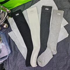 春夏の薄いタイプのふくらはぎの靴下のヨーロッパの商品の潮は重工業に乗ってドリルのアルファベットの純色の縦の条のすねの山の2つの靴下を貼ります。