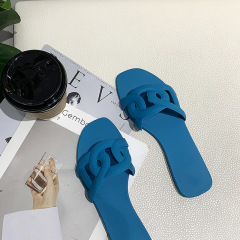 H豚鼻スリッパにロゴを付けることができます。