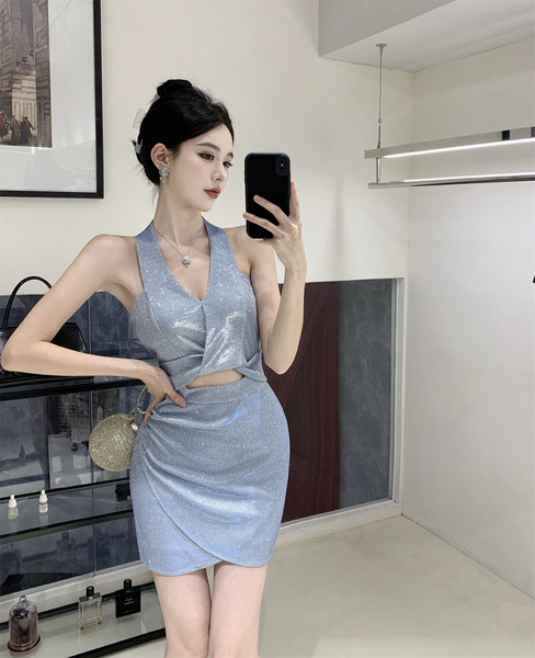 V-neck glittering, royal sister hanging neck, backless design, sense of dress, dazzling belly, nightclub short