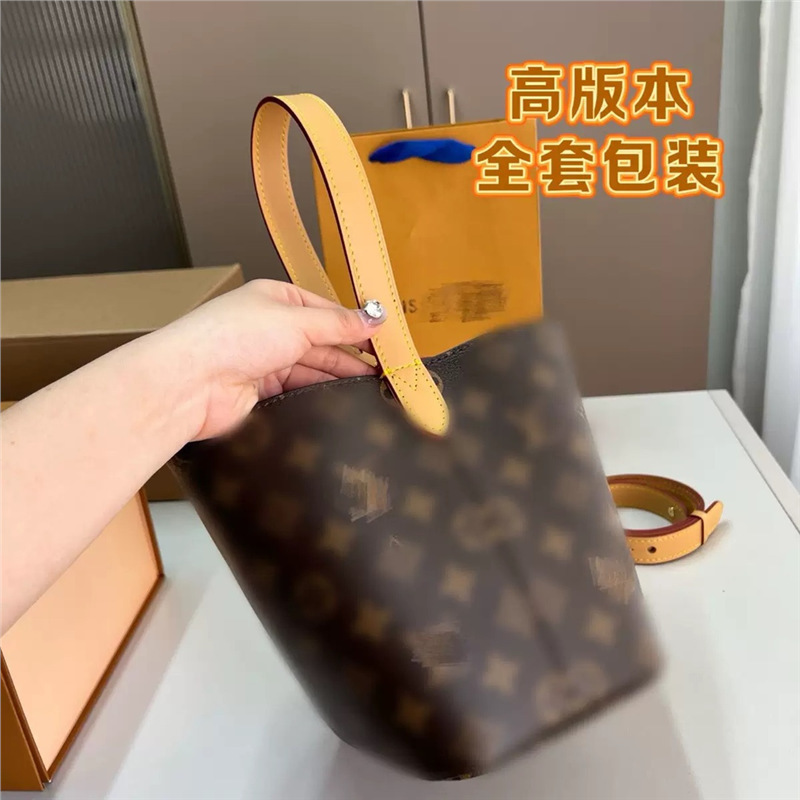 ネットで話題の「老華水桶バッグ」、オリジナル牛革レタリングショルダーバッグ、L1同型斜め掛けレディースバッグ|undefined
