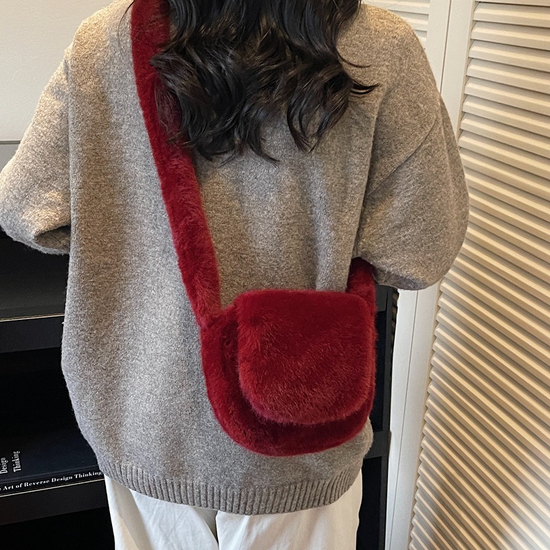 Bolso de lana de lana de mujer 2025 nuevo estilo popular otoño invierno nicho exquisito bolsa de silla para salir bolso de hombro de mujer