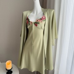 胸パッド付きアイスシルクサスペンダーナイトガウン、夏用の薄いセクシーで甘い刺繍入りフラワーナイトガウン、女性用パジャマの外でも着用可能