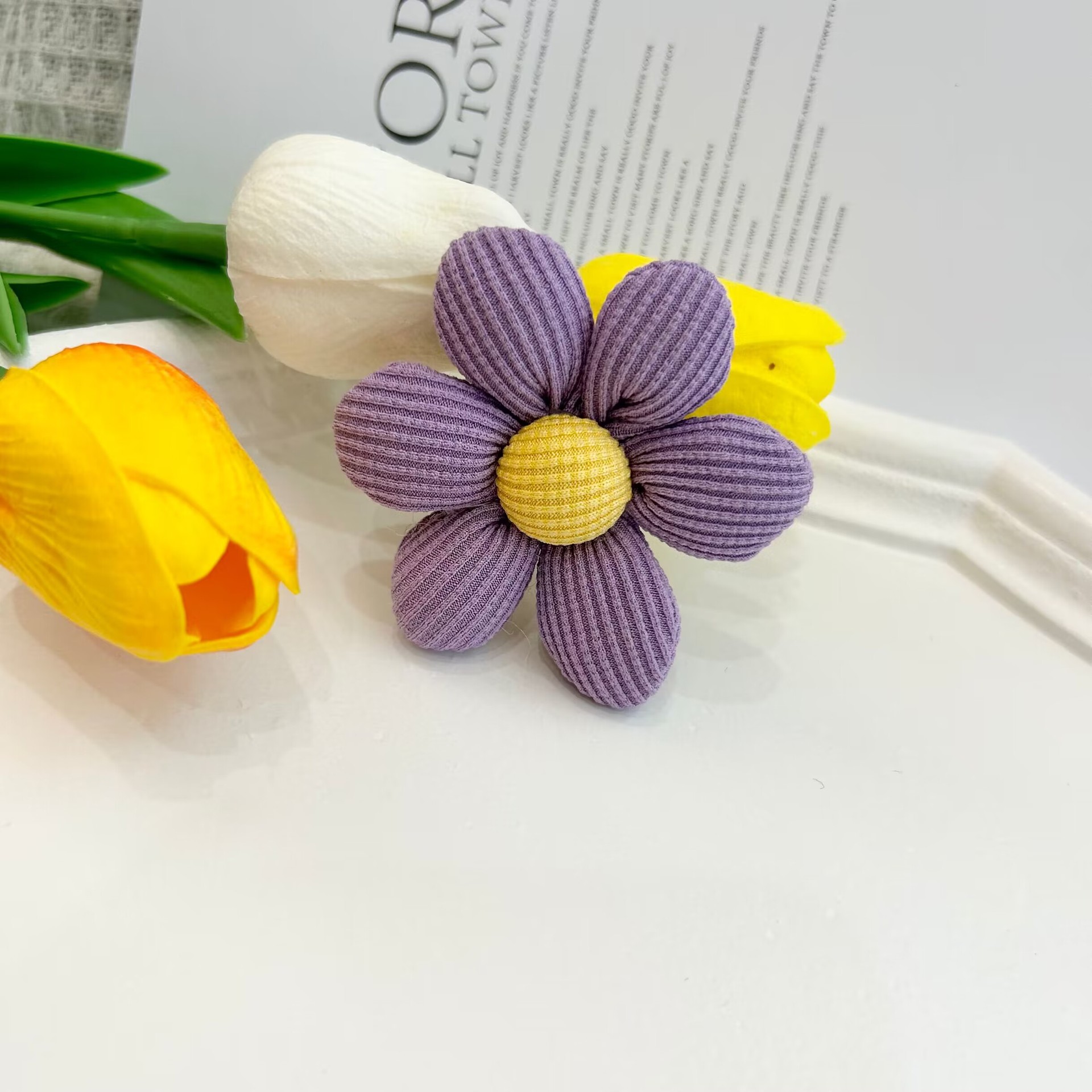 トウモロコシの粒の七色のかわいい花の部品のDIYは綿の6弁の花の頭飾りの部品のブローチの部品の卸売りを詰めます。