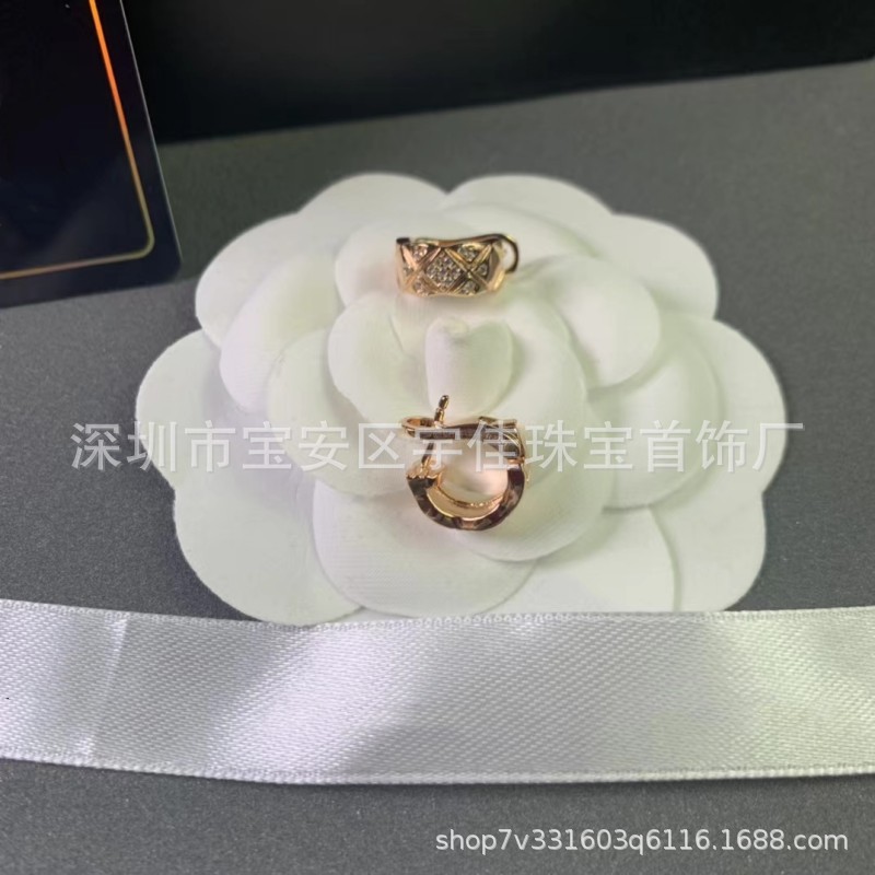 シャネル風菱形イヤリング、925スターリングシルバーに18Kゴールドメッキ、菱形模様のイヤリング、ファッショナブルで高級感のあるイヤリング、メーカー直販。