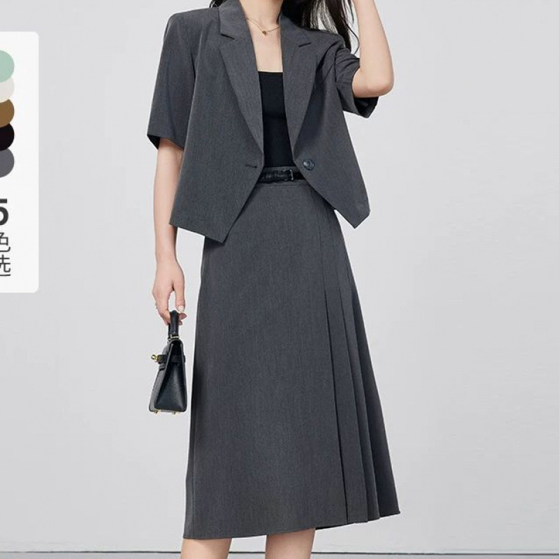 회색 양복 + 스커트