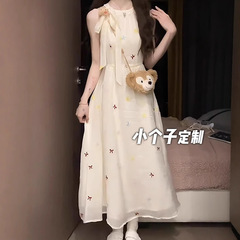 150小さい背のフランスの花の首のワンピースの女性の夏の蝶結びの中国式は腰のa字のガーターの中で長いスカートを収めます。