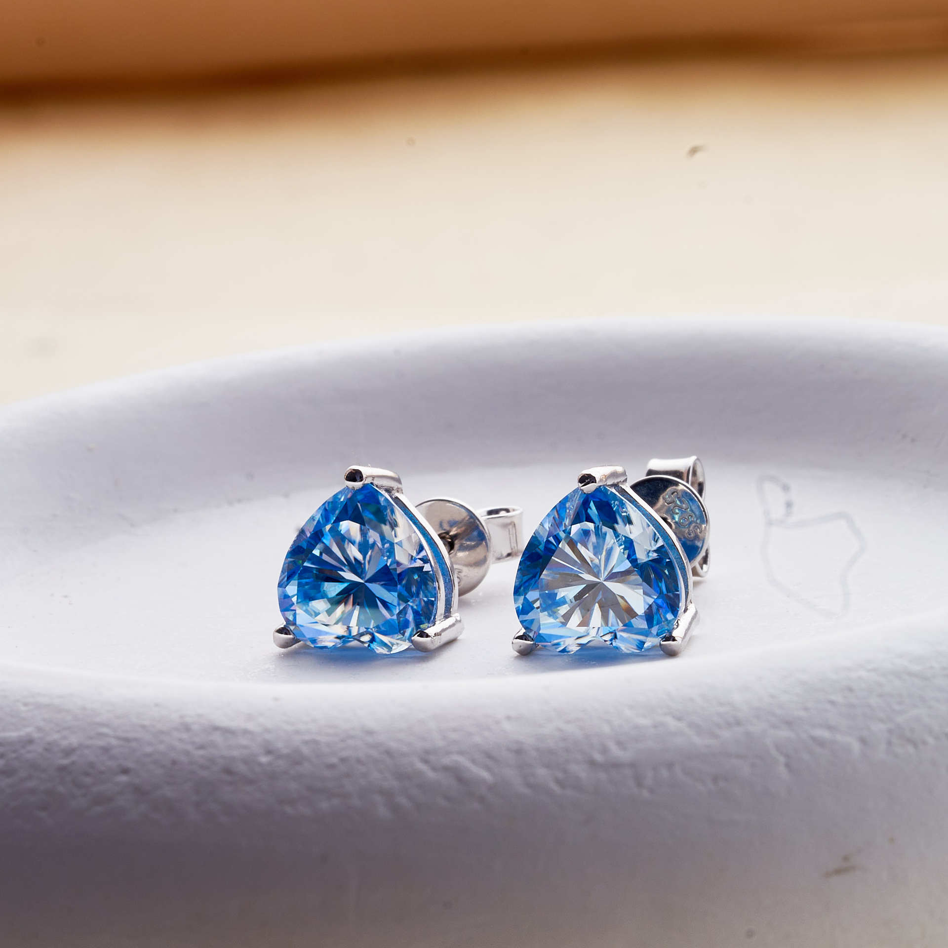 925 pendientes de plata mujeres en forma de corazón moissanita simple pendientes chapados pt950 oro para enviar a la novia mejor amiga fábrica de regalos al por mayor