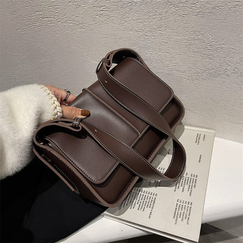 The trendy small handbags for women, popular on Instagram, niche  new fashion winter shoulder bag, celebrity-style small square bag