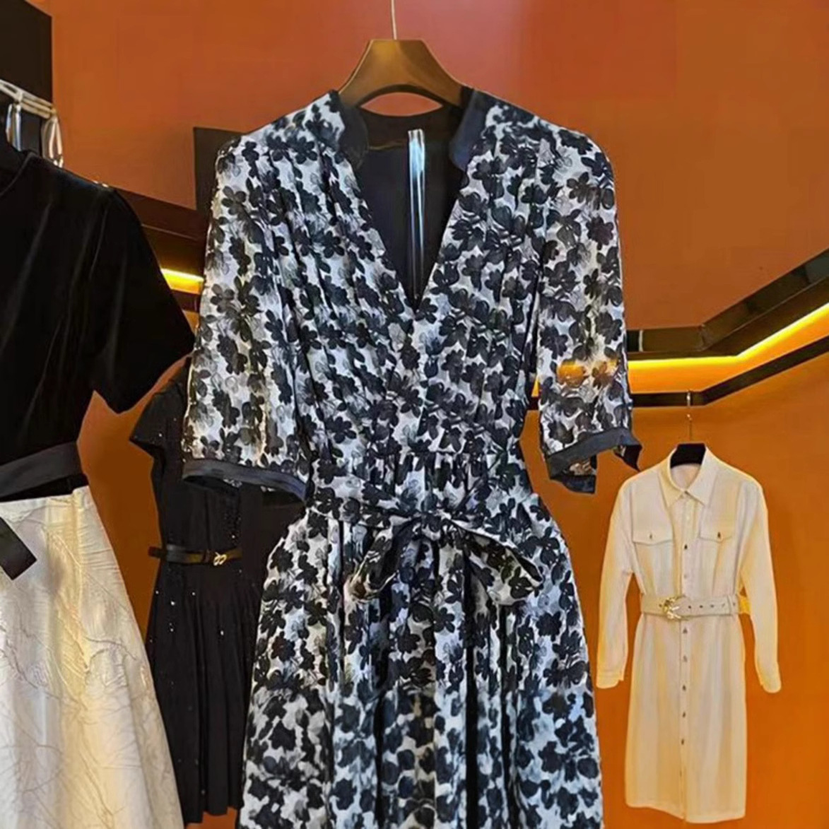 Váy liền voan hoa nhỏ đen phong cách Hepburn cổ điển mùa hè FL231481 — Màu đen