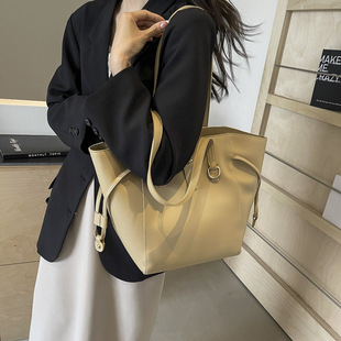 Korean Style Spring New Large-Capacity Bucket Bag for Women 2025 Elegant Wing Handbag Underarm Shoulder Bag